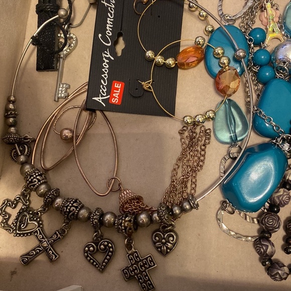 Assorted jewelry. Some are more expensive than others so please look at pictures - Picture 3 of 11